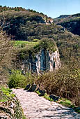 Parco delle Cascate di Molina. La mulattiera che da Molina scende alle cascate.